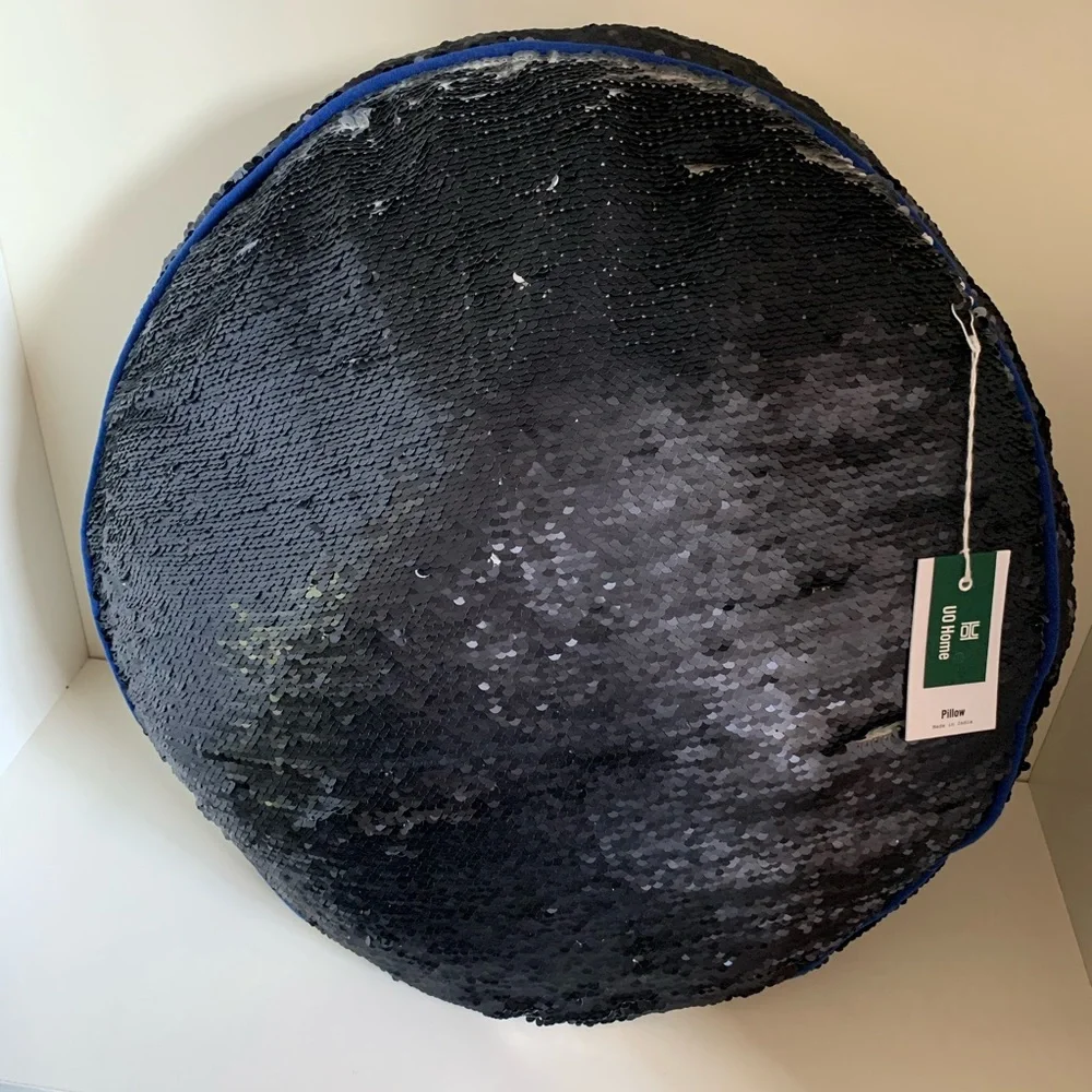 Sequin round cushion